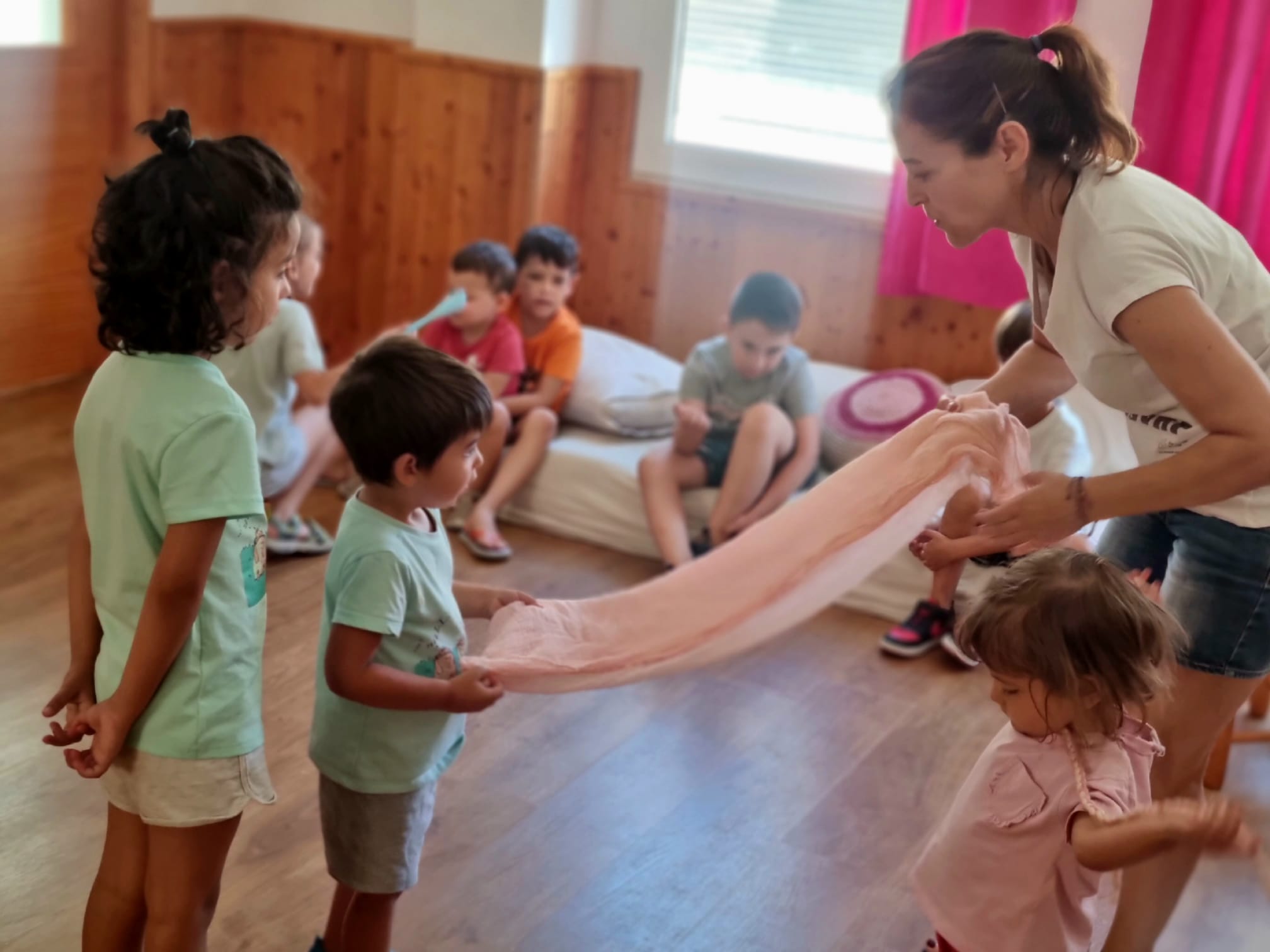 Actividad artística infantil en una mesa con materiales naturales, manos pequeñas creando en calma