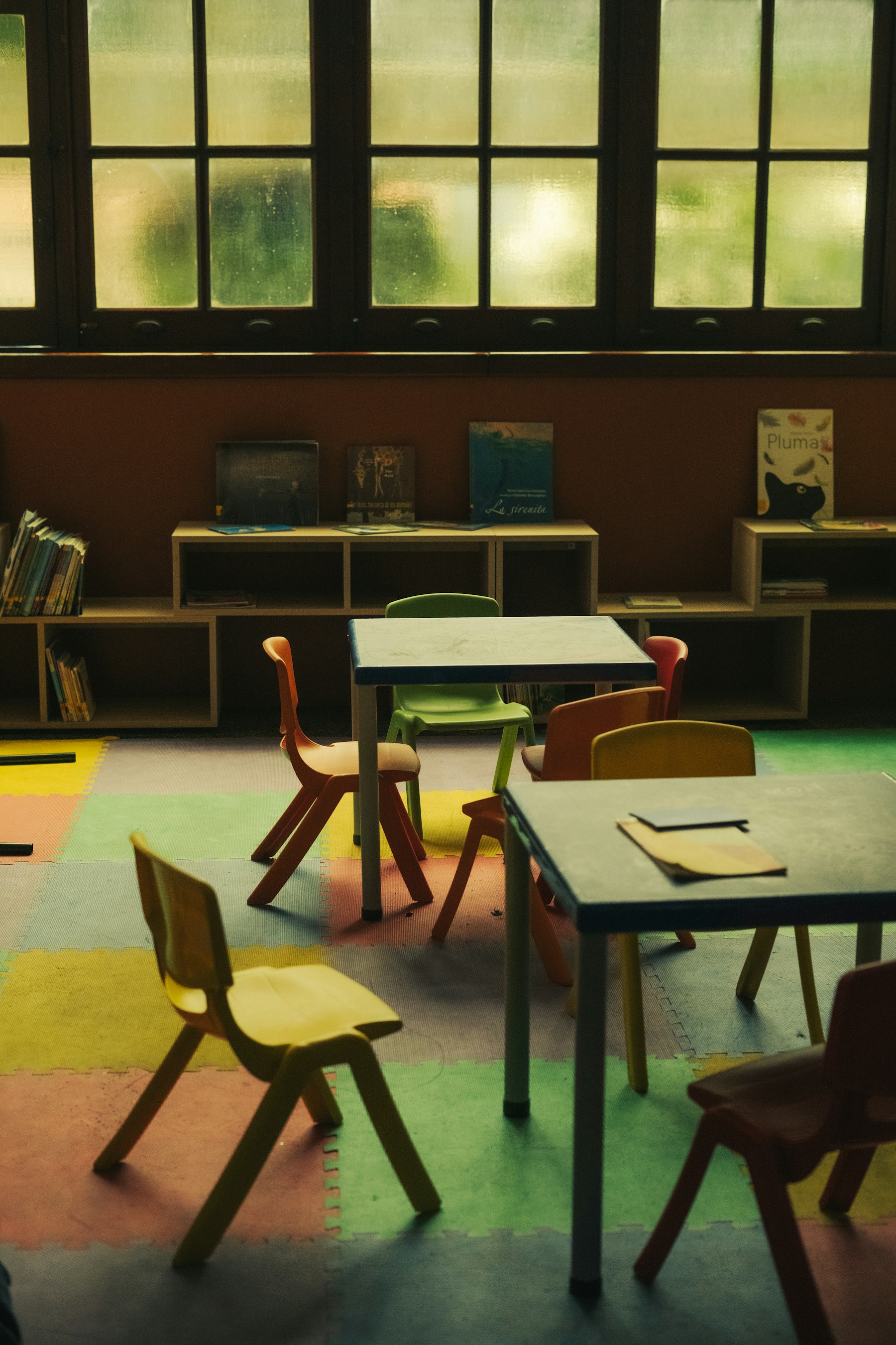Aula de inspiración Waldorf con materiales naturales, luz cálida y ambiente cuidado